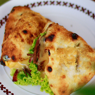 Піца-сендвіч з томленою телятиною