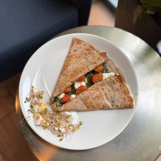 Naleśnik z domowym pesto