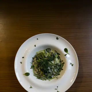 зелёный салат под ореховым соусом (250гр)