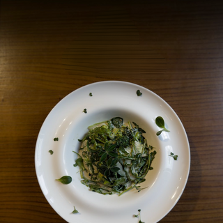 зелёный салат под ореховым соусом (250гр)