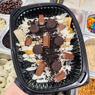 Crepe Con Kit Kat Oreo & White Chocolate