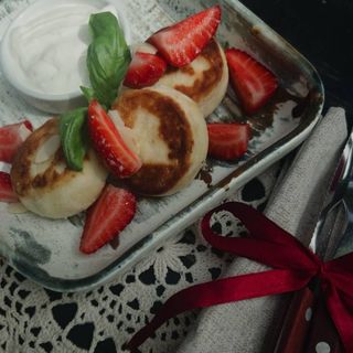 Класичні сирники зі сметаною та ягодою (250г)