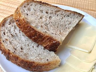 Хлібчик з власної пекарні з вершковим маслом