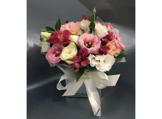 Кутия с разноцветни Еустоми (18-18см)