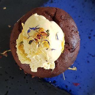 Lava cake cu inghetata de vanilie 