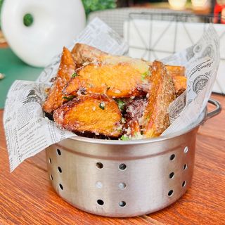 cartofi prăjiți în coajă cu parmezan și usturoi