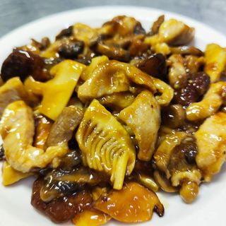 Cerdo Con Bambú Y Setas Chinas