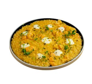 Risotto delicato con gamberi reali, burrata di “Andria”, salmone Scozzese e granella di pistacchio