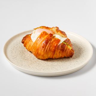 Croissant s avokadom i jajem