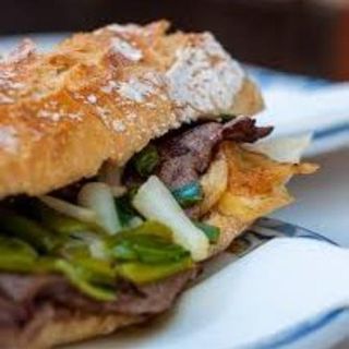 Bocadillo De Picada De Caballo Con Ajos Tiernos