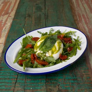 Burratina con rúcula y tomate pomodorino