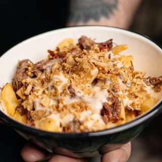 Картопляні діпи з рваною телятиною під сирним соусом