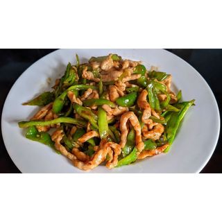 Shredded fried potatoes with green pepper