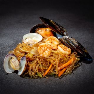 Spaghetti di soia ai frutti di mare