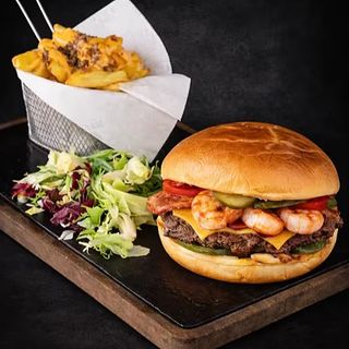 Burger Surf and Turf cu cartofi prăjiți si sos cheddar