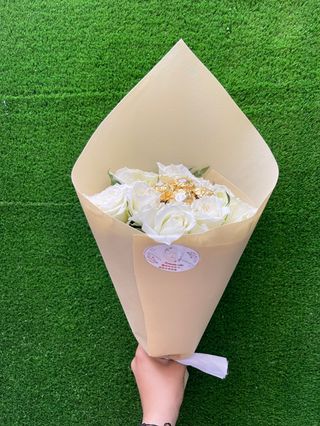  Bouquet 12 fleurs et 4 Ferrero