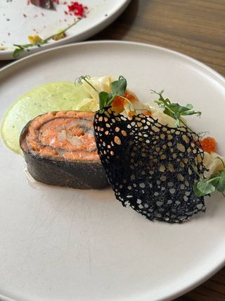 Мозаїка з лосося, креветок з пастою з селери та соусом лемонграс