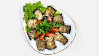 Рулетики с помидорами 