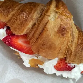 Croassant Mantequilla Relleno de Nata y Fresas