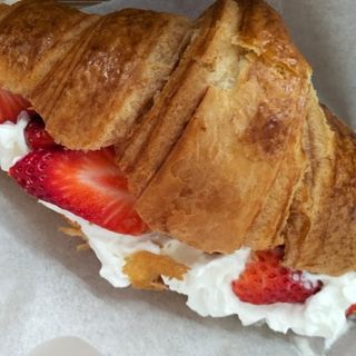 Croassant Mantequilla Relleno de Nata y Fresas