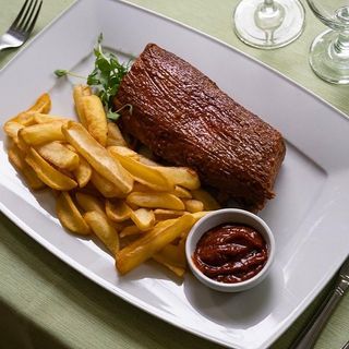 Coaste de porc, cartofi prajiti si sos barbeque
