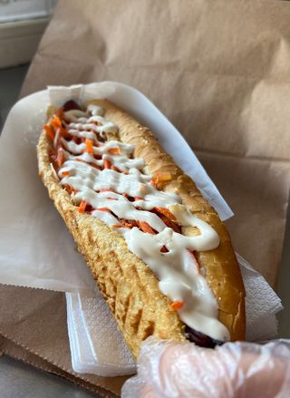 Хот-дог з молочною сосискою в булочці (230г)