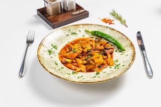 Tigaie picantă de pui cu legume