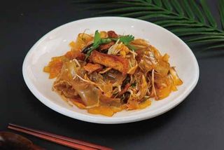 153.tagliatelle di riso con carne