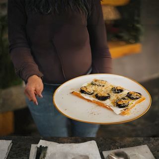 Гофра з гніченими сливами, сметанковим соусом та грецьким горіхом