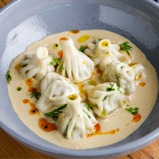 პატარა ხინკლები ქათმის ხორცით ბაჟეს სოუსში