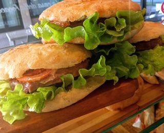 Panino hamburger, pomodoro, insalata, cheddar
