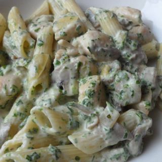 Makaron penne ze szpinakiem, fetą i kurczakiem