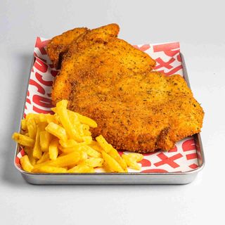 Milanesa de pollo con patatas fritas
