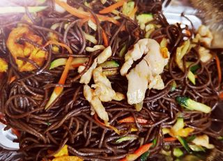 Soba con pollo al sate