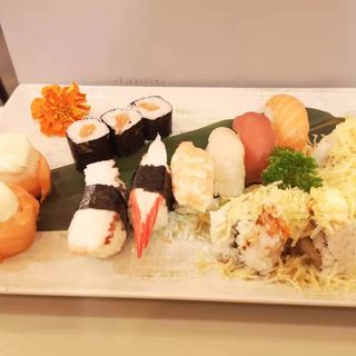 104. Sushi Special 15 pezzi