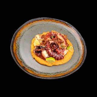 ОКТОПОД НА ПЛОЧА ВЪРХУ КАНАПЕ ОТ АРОМАТНО ПЮРЕ (300г)