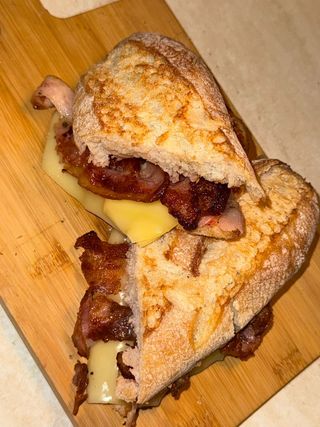 Bocadillo De Bacon Y Queso