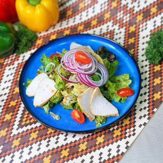 Пикантный салат с индейкой