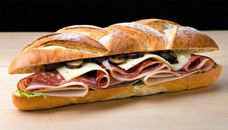 Panino con provola affumicata, salame e funghi