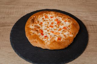 Focaccia cu rosii si cascaval vegetal
