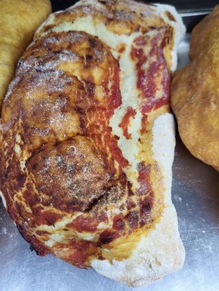 Calzone al forno con pomodoro e mozzarella