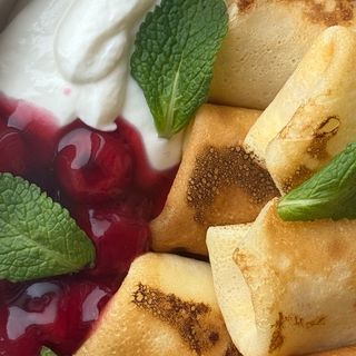 Млинці з ніжним солодким сиром, сметаною і вишневим кюлі