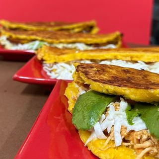 CACHAPA MECHADA,REINA PEPIADA Y QUESO DE MANO 