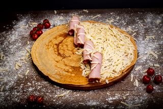 Палачинка със свинско филе, чедър,крема сирене,кисели краставички(220г)