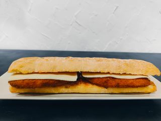 Bocata pollo rebozado y queso