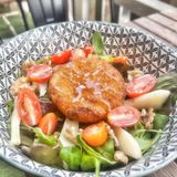 ensalada queso de cabra rebozado