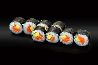 Хосомаки сьомга и авокадо (110г)