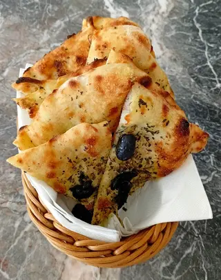 Focaccia sa začinskim biljem i maslinama