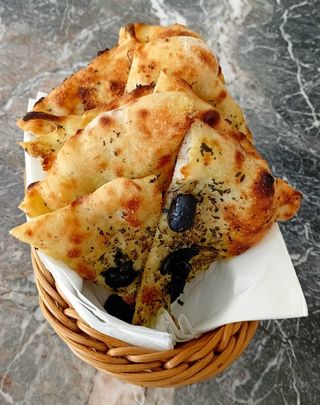 Focaccia sa začinskim biljem i maslinama