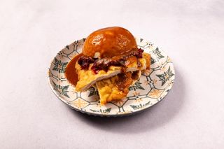 Kotlet schabowy w pyzie z buraczkami i sosem pieczeniowym